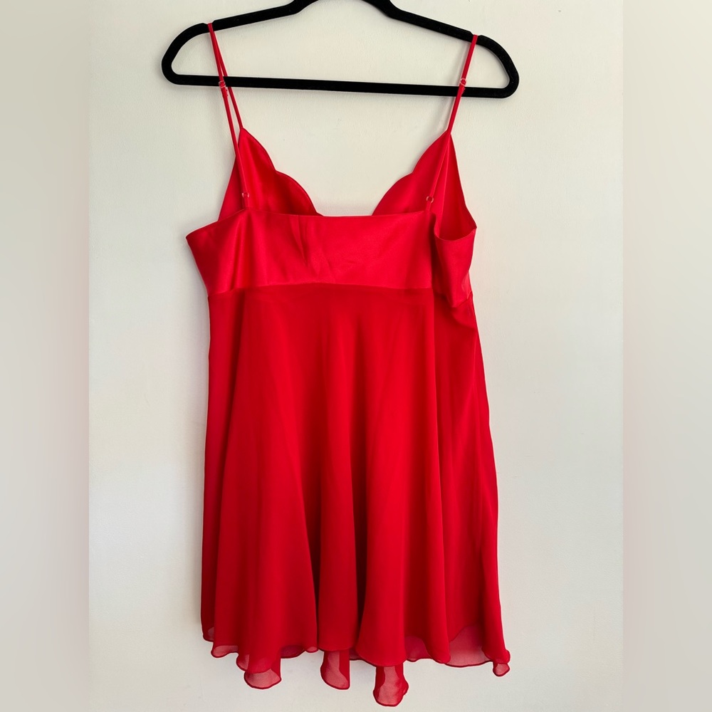Elegant Red Women's Nightgown - Picture 5 of 10